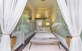 Stunning Hyde Park Home With Private Balcony & Lift Elevator Access